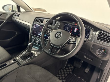 2019 Volkswagen Golf COMFORTLINE**TOUCHSCREEN MEDIA**APPLE CAR PLAY**REVERSE CAMERA**PARKING SENSORS**MULTIFUNCTIONAL STEERING WHEEL**CRUSIE CONTROL**DUAL CLIMATE**CLOTH SEATS**ELECTRIC WINDOWS**AIRCONDITIONING**ISOFIX** €19,995 thumbnail