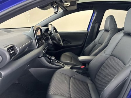 2024 Toyota Yaris PLATINUM Sunroof €28,950 thumbnail