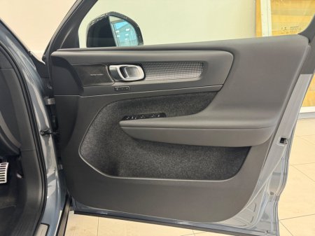 2022 Volvo XC40 - thumbnail 10
