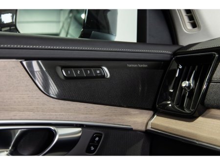 2025 Volvo XC90 T8 PHEV 455hp Plus (Dark Theme) €78,950 thumbnail