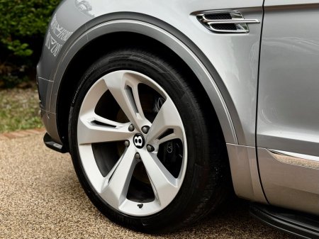 2016 Bentley Bentayga W12 600BHP AWD 5DR A €118,950 thumbnail