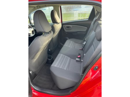 2016 Toyota Yaris - thumbnail 11