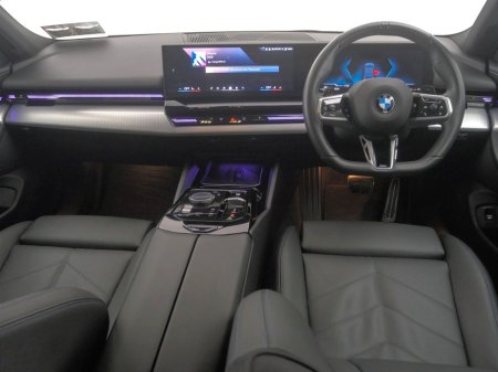 2025 BMW 5 Series - view 4