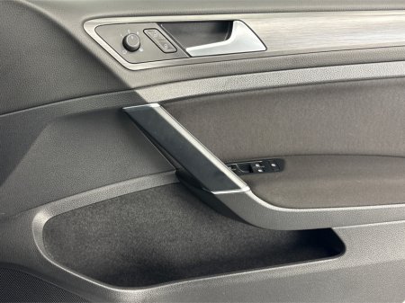 2019 Volkswagen Golf COMFORTLINE**TOUCHSCREEN MEDIA**APPLE CAR PLAY**REVERSE CAMERA**PARKING SENSORS**MULTIFUNCTIONAL STEERING WHEEL**CRUSIE CONTROL**DUAL CLIMATE**CLOTH SEATS**ELECTRIC WINDOWS**AIRCONDITIONING**ISOFIX** €19,995 thumbnail