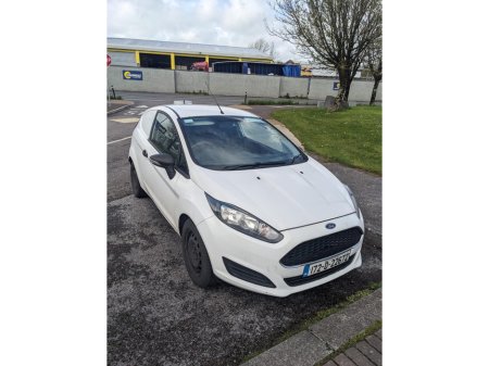 2017 Ford Fiesta - view 3