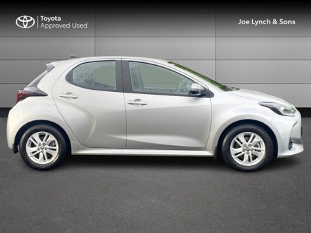 2025 Toyota Yaris - thumbnail 3