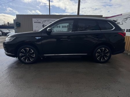 2017 Mitsubishi Outlander - view 2