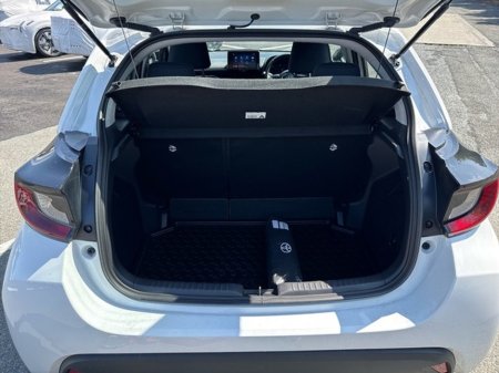 2025 Toyota Yaris HYBRID LUNA + CARBON PACK // REAR CAMERA // TOYOTA SAFETY SENSE // BLUETOOTH // AIR CON // FULL WARRANTY €26,445 thumbnail