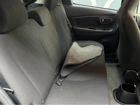 2018 Toyota Vitz - thumbnail 11