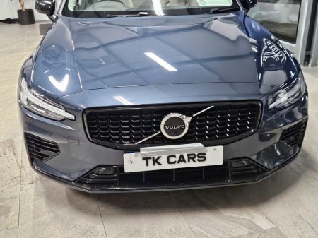 2022 Volvo V60 PHEV T8 (455hp) Ultimate Dark AWD €27,950 thumbnail