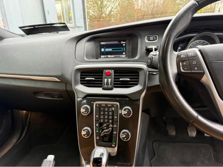 2019 Volvo V40 2.0D D3 MOMENTUM ED 5DR €13,950 thumbnail