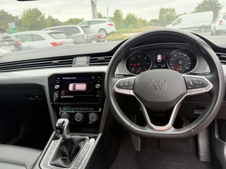 2022 Volkswagen Passat SEL TDI €32,995 thumbnail