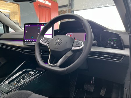 2025 Volkswagen Golf 2025 VOLKSWAGEN GOLF 5D 2.0 AUTOMATIC / CRUISE CONTROL / REVERSE CAMERA / HEATED SEATS / PADDLE SHIFTERS / APPLE CARPLAY / AMBIENT LIGHTS thumbnail