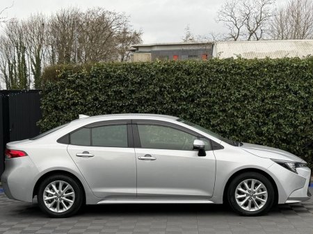2020 Toyota Corolla 1.8 HYBRID // HEATED SEATS // REVERSE CAMERA // ADAPTIVE CRUISE CONTROL €19,900 thumbnail