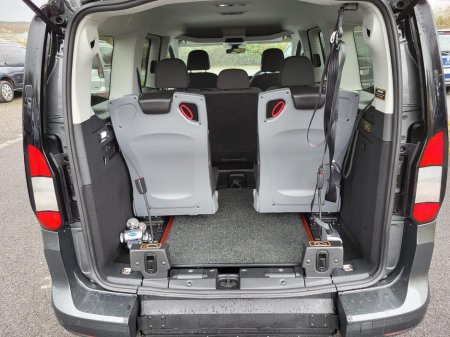 2025 Ford Tourneo Connect Titanium 2.0l 122bhp AUTO Wheelchair Taxi Spec €67,000