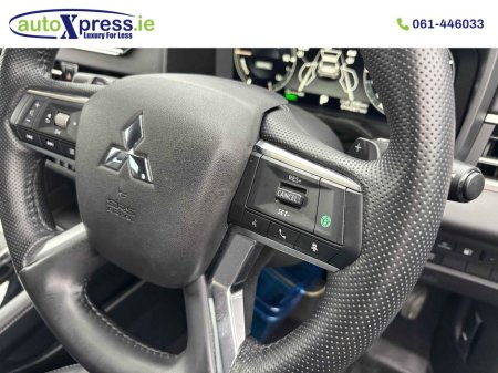 2023 Mitsubishi Outlander PHEV 4WD BLACK EDITION, Low mileage, Reversing camera thumbnail