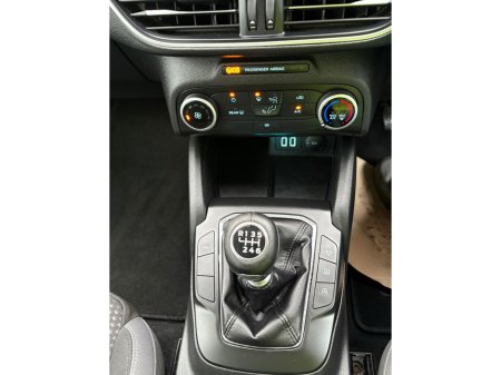 2022 Ford Focus ZETEC EDITION 1.5 TD 120 M M6 4DR €19,950 thumbnail