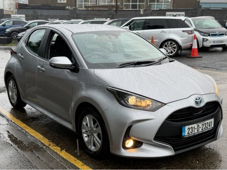 2023 Toyota Yaris 1.5 HYBRID LUNA..rear camera..warranty includedd €16,950 thumbnail