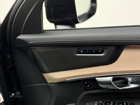 2025 Volvo XC90 PLUS T8 RECHARGE 2.0 PHEV AWD *7 SEATER* €81,990 thumbnail