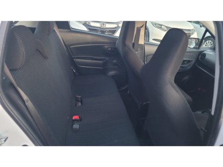 2018 Toyota Vitz - thumbnail 16