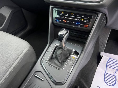 2023 Volkswagen Tiguan LIFE 1.4 HYBRID // DIGITAL CLUSTER // APPLE CARPLAY/ANDROID AUTO // DUAL ZONE CLIMATE CONTROL €31,900 thumbnail