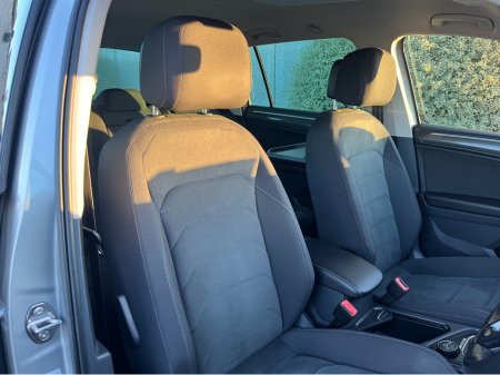 2019 Volkswagen Tiguan HIGHLINE 4MOTION AUTOMATIC 2.0 DIESEL //HIGH SPEC//360 PARKING CAMERAS//FRONT AND REAR HEATED SEATS//POWER TAILGATE//HEAD UP DISPLAY// thumbnail