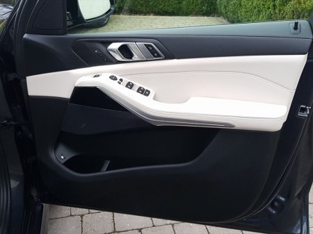 2022 BMW X5 xDrive45e xLine €67,995 thumbnail