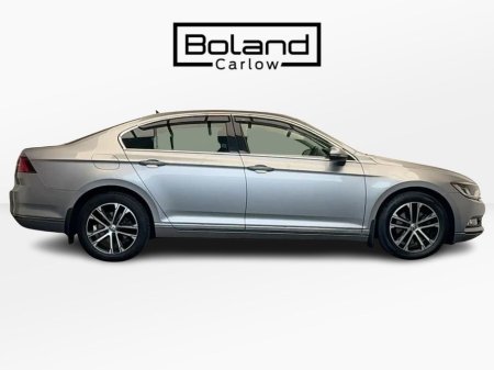 2019 Volkswagen Passat - view 4