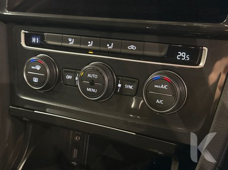 2019 Volkswagen Golf TSI COMFORT LINE - FACTORY ALLOYS - REVERSE CAMERA - DIGITAL DASH - CRUISE CONTROL - MULTI FUNCTION STEERING WHEEL €18,950 thumbnail