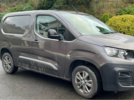 2023 Peugeot Partner ASPHALT PREMIUM + BLUEHDI PLUS L1 €14,500 thumbnail