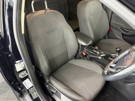 2017 Ford Focus - thumbnail 21