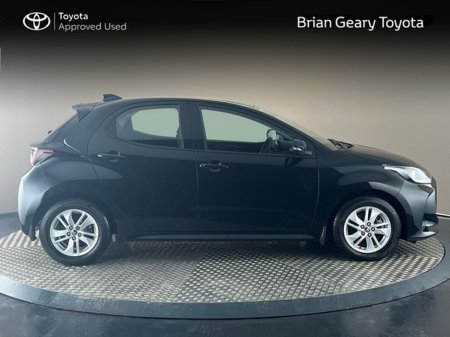2023 Toyota Yaris HYBRID LUNA €24,450 thumbnail
