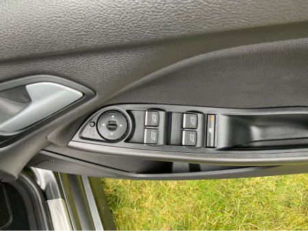 2017 Ford Focus - thumbnail 17