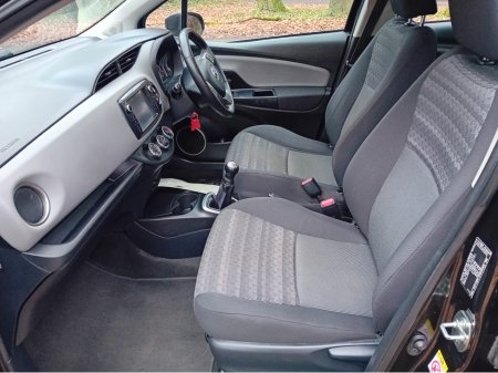 2016 Toyota Yaris - thumbnail 10