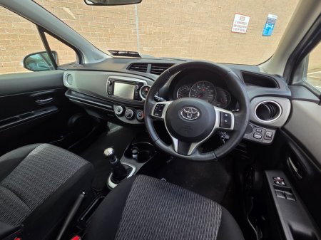 2013 Toyota Yaris - thumbnail 17