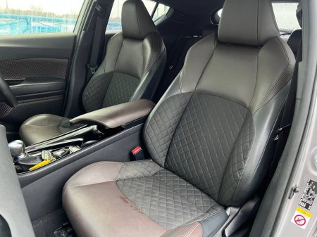 2018 Toyota C-HR G-LED EDITION 1.8 HYBRID // HEATED SEATS // DIAMOND CUT ALLOYS // ADAPTIVE CRUISE CONTROL €19,900 thumbnail