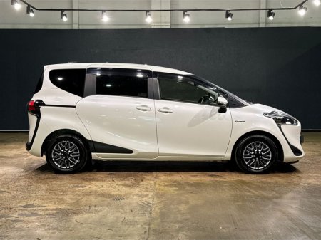 2020 Toyota Sienta - thumbnail 2