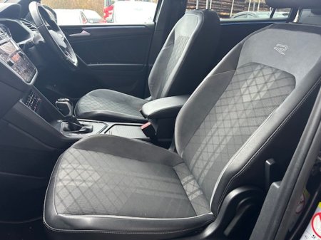 2023 Volkswagen Tiguan Allspace 2.0 TDI 150HP R-Line DSG Black Edition €45,995 thumbnail