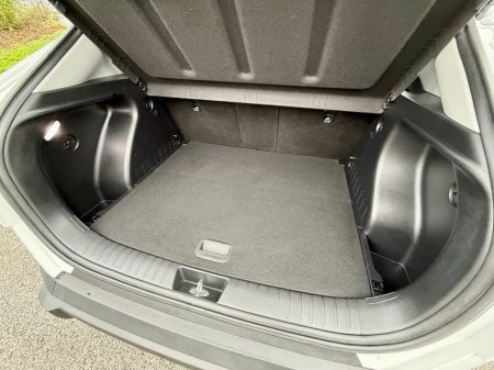 2024 Hyundai Kona 1.6 HYBRID Signature Auto €30,950 thumbnail