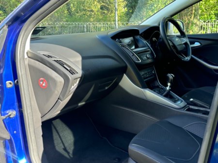 2017 Ford Focus - thumbnail 8