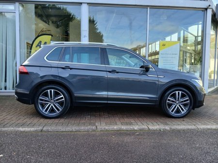 2023 Volkswagen Tiguan 2.0 TDI 150HP Elegance, Dolphin Grey, €39,950 thumbnail