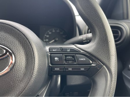 2020 Toyota Yaris - thumbnail 18