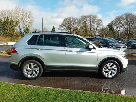 2023 Volkswagen Tiguan LIFE 2.0 TDI MANUAL 6SPEED FWD 122BHP 5 thumbnail