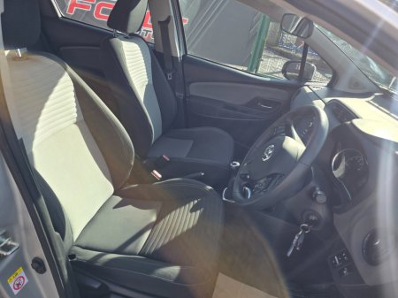 2019 Toyota Yaris - thumbnail 8