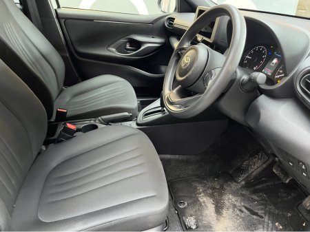 2024 Toyota Yaris YARIS AUTOMATIC 1.0 PETROL / 7k KMs / REVERSE CAMERA & MORE €20,950 thumbnail
