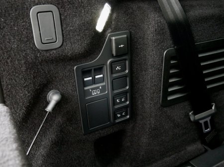 2025 Land Rover Discovery  €138,950 thumbnail