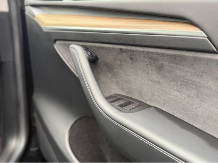 2022 Tesla Model Y LONG RANGE AWD €31,950 thumbnail