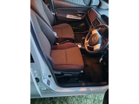 2015 Toyota Vitz - thumbnail 11