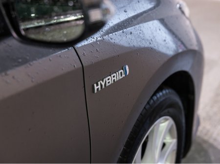 2017 Toyota Auris HYBRID LUNA 4DR AUTO €15,950 thumbnail