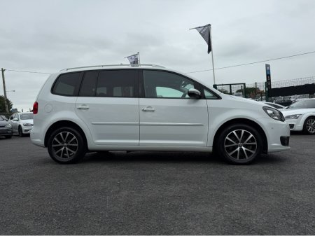 2015 Volkswagen Touran ( 152 REG ) HIGHLINE EDITION 7 SEATER * ALCANTARA SEATS * REVERSING CAMERA * SIMI DEALER - SPECIALISING IN IMPORTS OF JAP AUTOMATIC HI SPEC BLUEMOTION // LARGE TOUCH SCREEN // €15,450 thumbnail